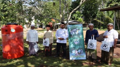 Di Kalbar, Santri Dukung Ganjar Salurkan Bantuan Tandon Air ke Pondok Pesantren