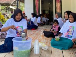 Di Desa Amang, Mak Ganjar Latih Ibu-Ibu Buat Es Timun Marjan