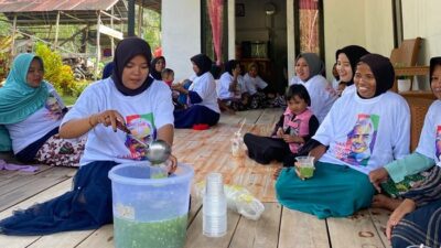 Di Desa Amang, Mak Ganjar Latih Ibu-Ibu Buat Es Timun Marjan
