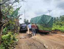 Sopir Truk Keluhkan Jalan Ruas Provinsi Siduk-Sukadana Masih Banyak Berlubang dan Rusak