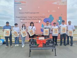 Bank Danamon Serahkan Bantuan 40 Kursi Taman dan 20 Tempat Sampah