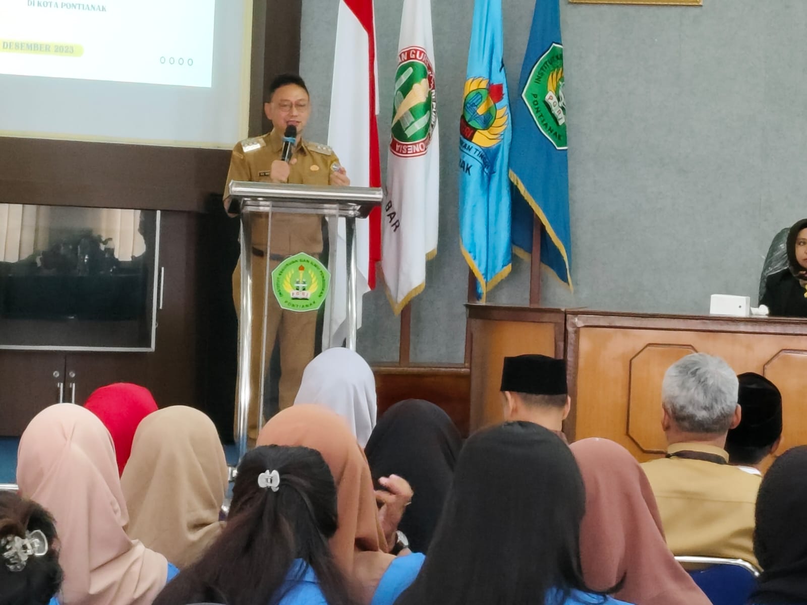 Wali Kota Pontianak Edi Rusdi Kamtono memberikan sambutan di hadapan para mahasiswa IKIP PGRI Pontianak.