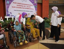 Peringatan HKSN dan HDI, Wako Serahkan Alat Bantu bagi Penyandang Disabilitas