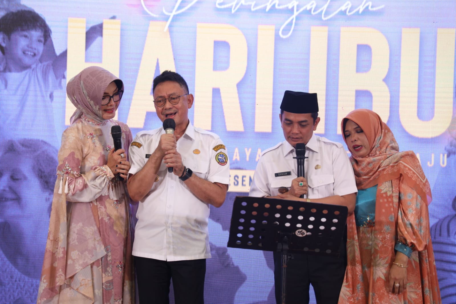 Wali Kota Pontianak Edi Rusdi Kamtono beserta istri dan Wakil Wali Kota Pontianak Bahasan beserta istri menyanyi bersama di peringatan Hari Ibu ke-95.
