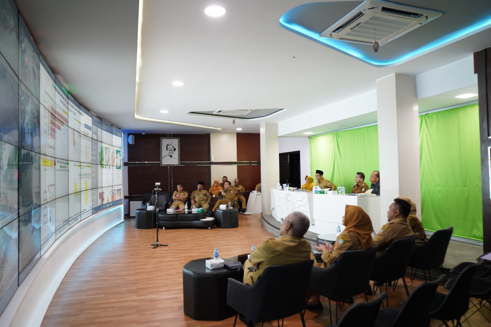 Pj Wali Kota Pontianak Ani Sofian dan Sekretaris Daerah Kota Pontianak Mulyadi menghadiri High Level Meeting membahas inflasi bersama Kemendagri melalui zoom meeting di Pontive Center.