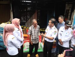 Pj Wali Kota Sambangi Rumah Korban Kebakaran di Jalan Siam, Serahkan Bantuan Korban Kebakaran