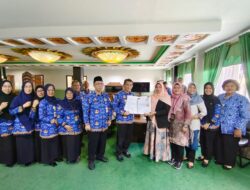Kepala Perwakilan Ombudsman RI Kalbar Serahkan Hasil Penilaian