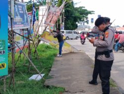 Polisi Dampingi Petugas Bawaslu dan Satpol PP lakukan Penurunan Alat Peraga Kampanye di Masa Tenang Pemilu 2024.
