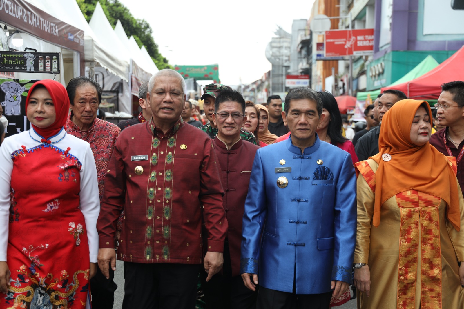 Pj Gubernur Kalbar Harisson dan Pj Wali Kota Pontianak Ani Sofian beserta tamu undangan meninjau stand-stand yang ada di Festival Cap Go Meh 2575 di Jalan Diponegoro.