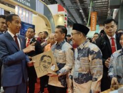 Momen Istimewa Ani Sofian Serahkan Lukisan Ampas Kopi ke Jokowi