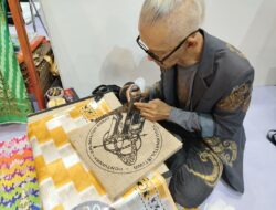 Kisah Pak Teng Sulap Ampas Kopi Jadi Cuan, Bangga Lukisan Karyanya Di tangan Jokowi