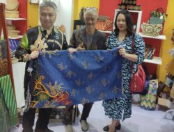 Pejabat Sarawak Beli Kain Lukisan Prada di Stand Pontianak Inacraft