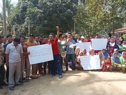 Retusan warga dua desa blokir pintu masuk PT Tindaon Bujing perusahaan perkebunan kelapa sawit