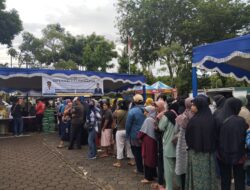 Cerita Sri, Antri Pertama untuk Belanja di Pasar Murah