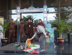 Dinilai Tak Ada Kejelasan, Flavia Flora Hamburkan Sampah di Depan Pintu Masuk Hotel Qubu Resort Kubu Raya.