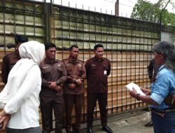 Diduga Caplok Tanah, Pagar Pintu Masuk Hotel Qubu Resort Terpaksa di Gembok