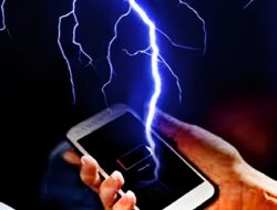 Viral, Seorang Warga Tewas Tersambar Petir saat Berteduh Sambil Main HP