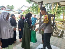 Jelang Idul Fitri, Polsek Nanga Mahap Bagikan 30 Paket Sembako kepada Masyarakat Kurang Mampu