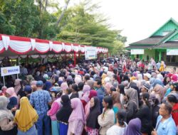 Warga Membludak Serbu Pasar Murah di Pontianak Barat