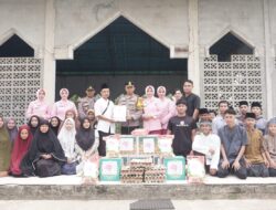 Kapolres Singkawang Bersama Pengurus Bhayangkari laksanakan kegiatan Anjangsana dan Bhakti Sosial.