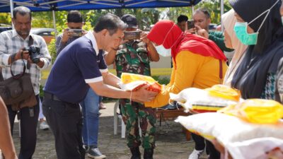Pj Wali Kota Pontianak Ani Sofian menyerahkan paket bantuan dari Yayasan Buddha Tzu Chi kepada warga di halaman Kantor Lurah Parit Tokaya.