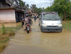 Anggota Bhabinkamtibmas Polsek Menyuke Turun Langsung Pantau Sejumlah Lokasi Banjir