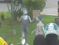 Miris Bocah Jadi Manusia Silver Perempatan Lampu Merah Kubu Raya