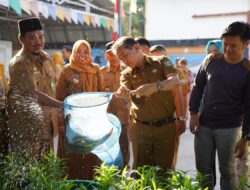 Pj Wako Pontianak Serahkan Bantuan Benih Ikan Lele
