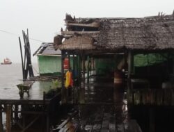 Angin Puting Beliung Ngamuk di KKR, Tujuh Rumah Warga Rusak 