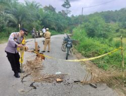 Kapolsek Air Besar Turun Area Rawan Longsor, Pasang Garis Polisi
