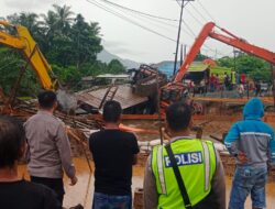 Jembatan Darurat Di Desa Tunang Ambruk Dilewati Truk Tronton