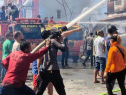 Wakapolres Sambas Pimpin Langsung Pemadaman Api Susulan Kebakaran di Pasar 