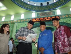 Menteri AHY Serahkan Sertipikat Tanah Wakaf di Pontianak
