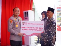 Sambut Hari Bhayangkara ke -78 Tahun 2024, Polda Kalbar Bagikan Bantuan Sosial dan Bakti Sosial kepada Masyarakat Kalbar