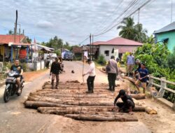 Kapolsek Matan Hilir Selatan bersama Forkopimcam Turun Langsung Perbaiki Jembatan