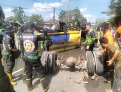 Mobil Truk Tangki Terguling Hingga Lepas Gardan demi Hindari Sepeda Motor 