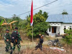 Satgas Pamtas RI-Malaysia Yonkav 12/BC Bagikan Bendera Kepada Warga Sekitar Perbatasan