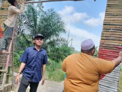 Mahasiswa KKN Buat Gapura Sambut 17 Agustus 2024 di Batas Parit Surabaya – Berinang Darat Pasak Piang
