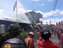 Kebakaran Hebat Melalap 3 Rumah di Kubu Raya, Kerugian Diperkirakan Ratusan Juta