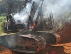 PT SMP Diduga Lakukan Pembakaran Jangkos di Pinggir Jalan Hingga Hanguskan Satu Unit Excavator