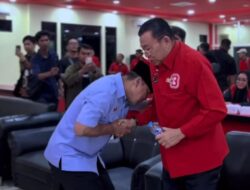 Momen Video Cagub Kalbar Ria Norsan Cium Tangan Mantan Gubernur, Jadi Sorotan di Warung Kopi