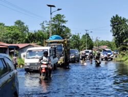 Banjir Setinggi Paha Rendam Tiga Dusun di Kubu Raya, Arus Logistik Tersendat di Jl. Trans Kalimantan