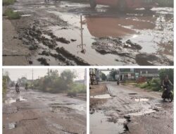 Jalan Rusak Parah dan Berlubang Dikampung Tua, Masyarakat Minta Pemerintah Segera Memperbaikinya