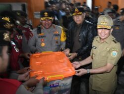 Pj Gubernur Sumut dan Forkopimda Serahkan ‘Extra Fooding’ Pada Petugas KPU dan Bawaslu