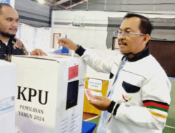 Diguyur Hujan, Ilyas Sitorus Tetap Antusias Gunakan Hak Pilih di TPS 3 Komplek Inalum Tg Gading