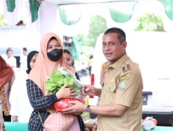 Antusias Warga Antre Pasar Murah di Kantor Camat Pontianak Tenggara