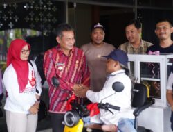 Edi Suryanto Serahkan Sepeda Listrik ke Pencukur Rambut Penyandang Disabilitas