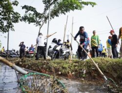 Pj Wako Gotong Royong Bersihkan Parit di Jalan Pemda