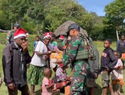 Satgas 641 Bagikan Topi Santa Claus dan Sembako pada Warga Eroma Sebagai Kado Natal 2024