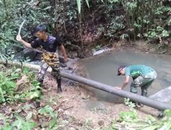 Satgas Pamtas RI-Malaysia Gantikan Pipa Air Bersih Rusak di Desa Seriang, Kapuas Hulu